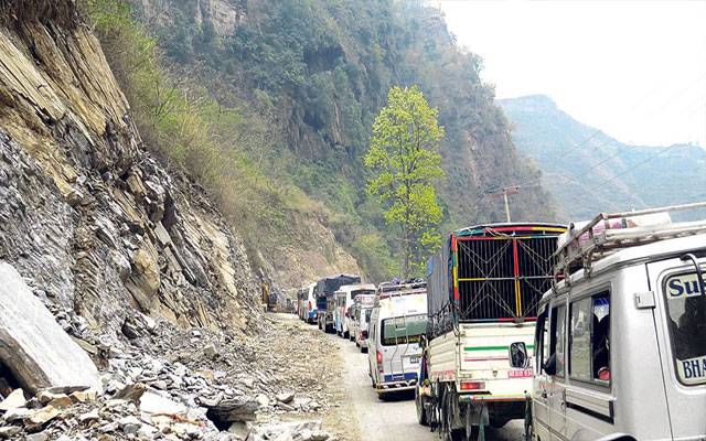 سوات: ملم جبہ روڈ انزرو چینہ کے مقام پر لینڈ سلائیڈنگ، ایک طرف سے ٹریفک بحال