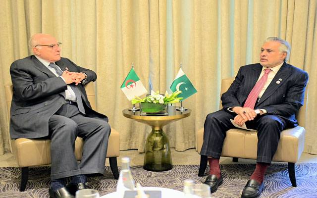 اسحاق ڈار کی الجزائر کے وزیر خارجہ سے ملاقات، تجارت اور علاقائی امور پر تبادلہ خیال