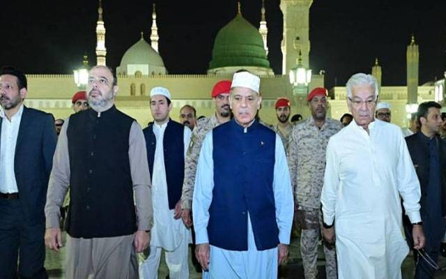 وزیر اعظم شہباز شریف کی پاکستانی وفد کے ہمراہ روضہ رسول ﷺ پر حاضری 