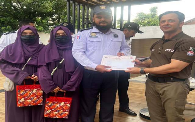 ٹریفک وارڈن کی جڑواں بیٹیوں کا مفرد اعزاز؛ نمبر بھی یکساں ،سی ٹی او کی مبارکباد