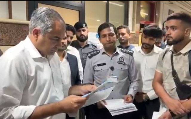 محسن نقوی کا لاہور ایئرپورٹ کا اچانک دورہ، مسافروں کی شکایات پر فوری ایکشن