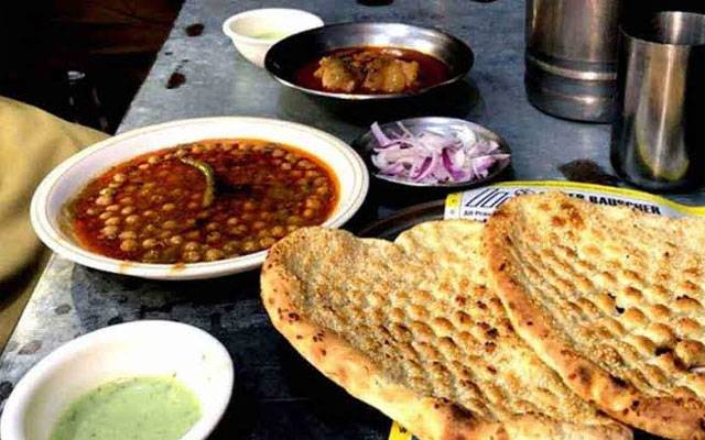شہر میں رم جھم، لاہوریوں کا ناشتہ پوائنٹس پر غیر معمولی رش
