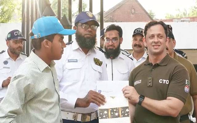  میٹرک میں نمایاں پوزیشنز  حاصل کرنے والے ٹریفک وارڈنز کے ہونہار بچوں کے اعزاز میں تقریب
