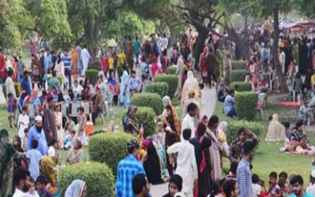چھٹی کے روز لاہور کا موسم خوشگوار، شہریوں نے تفریحی مقامات کا رخ کر لیا
