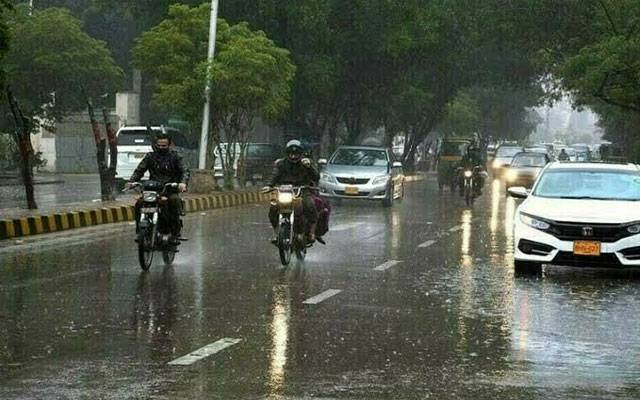 لاہور کے مختلف علاقوں میں بارش، موسم خوشگوار