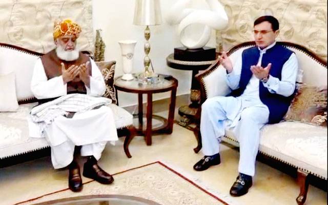 مولانا فضل الرحمان کی بیرسٹر گوہر سے ملاقات، والدہ کے انتقال پر تعزیت