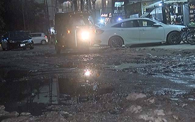 ماڈل ٹاؤن لنک روڈ سے متصل جسٹس عبدالخالق روڈ ؛ گڑھے شہریوں کیلئے اذیت کا باعث بن گئے 