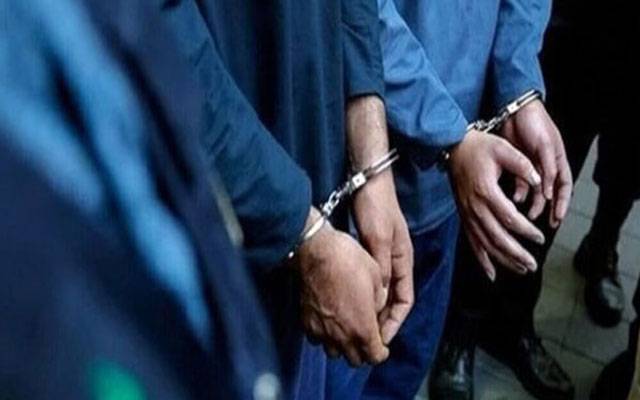 لاری اڈہ میں نوسرباز گینگ گرفتار، 5 موبائل، نقدی اور اسلحہ برآمد