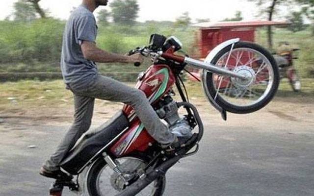 لاہور ٹریفک پولیس کا کریک ڈاؤن، 2 نوجوان ون ویلرز گرفتار