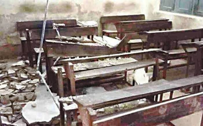 سکھر : سرکاری سکول کی چھت کا پلستر گرنے سے 12 بچیاں زخمی 