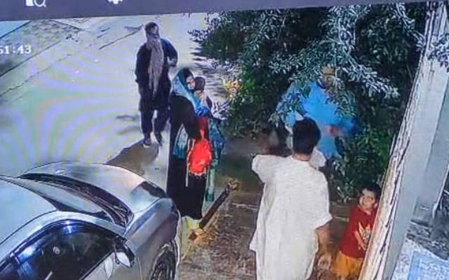  گھر کی دہلیز پر فیملی کو لوٹ کر ڈاکو  فرار، واقعے کی سی ٹی وی فوٹیج سامنے آگئی