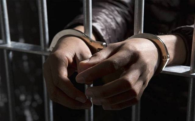 بھانجے کی سفارش کرنا سب انسپکٹر کو مہنگا پڑ گیا، بہن سمیت گرفتار