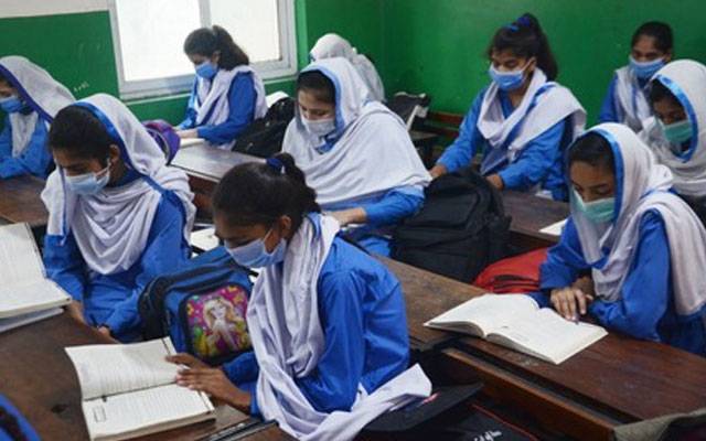 ڈی سی لاہور کا گرلز ہائی سکول کا دورہ،بچوں میں خوش آمدید کارڈز اور بیجز تقسیم کیے گئے