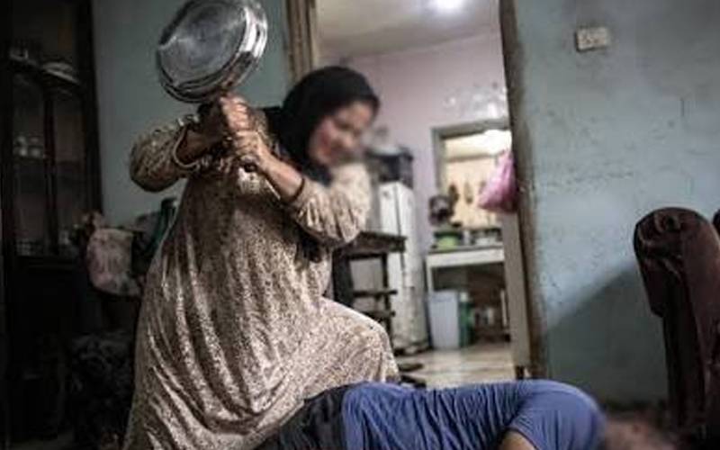 مصر :کھانا بنانے پر تنازع، بیوی کا فرائنگ پین شوہر کی جان لے گیا