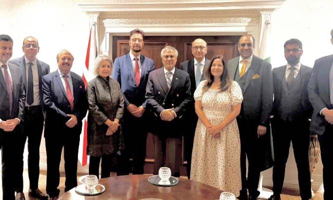 اسحاق ڈار کی لندن میں پاکستانی نژاد برطانوی ارکان پارلیمنٹ سے ملاقات