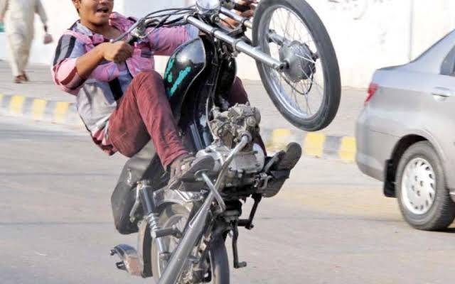 لاہور میں ون ویلرز کے خلاف بڑا کریک ڈاؤن،  127 ملزمان گرفتار