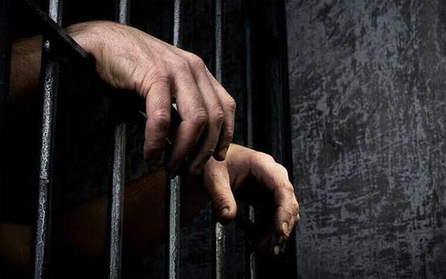 برکی میں مشکوک بھکاری گرفتار، رکشے سے 2 جدید رائفلیں برآمد