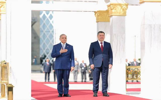 وزیراعظم شہباز شریف کی بشکیک میں صدارتی محل آمد،گارڈ آف آنر پیش