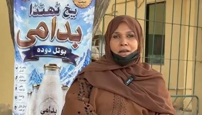 نامور پاکستانی اداکارہ سڑک کنارے دودھ کی ٹھنڈی بوتلیں فروخت کرنے پر مجبور