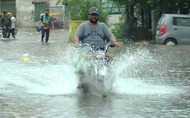 موسلا دھار بارش کے بعد شہر کے مختلف علاقوں میں بارشی پانی جمع