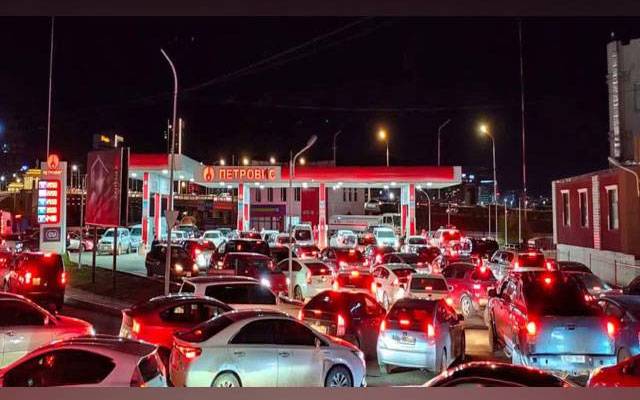 منگولیا: خوفناک پٹرول بحران، پمپ سٹیشنز پر گاڑیوں کی لمبی قطاریں