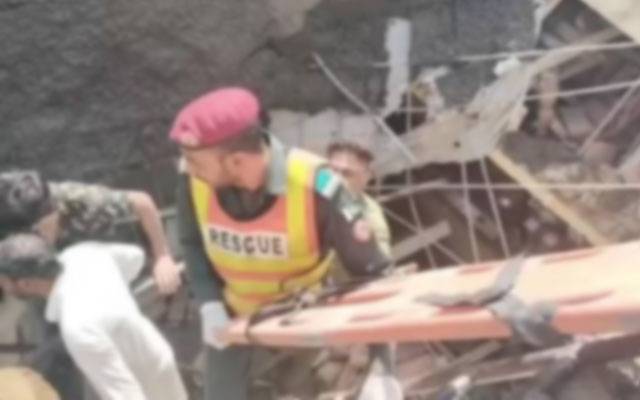 گرین ٹاؤن: زیر تعمیر کمرے کی چھت کے سلیب گرنے سے 3 افراد معمولی زخمی