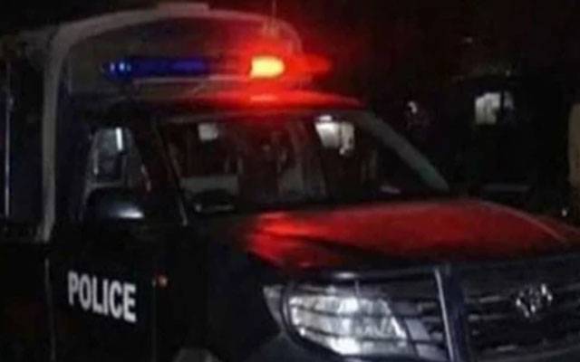 کاہنہ: مبینہ پولیس مقابلہ  میں ساتھیوں کی گولی لگنے سے زخمی ملزم ہسپتال منتقل