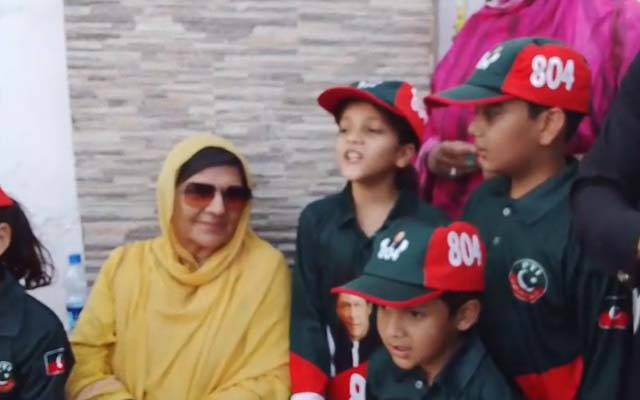 بانی سے ملاقات کا دن : علیمہ خانم نے ایک بار پھر دھرنا دے دیا