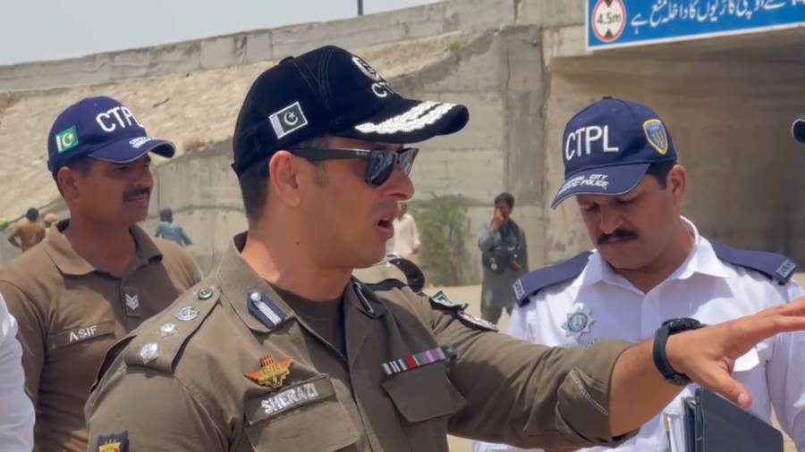  مغلپورہ پل:چالان ہونے پر بغیر ہیلمٹ موٹر سائیکلسٹ آپے سے باہر،ٹریفک وارڈن کو دھمکیاں،سی ٹی او کا نوٹس