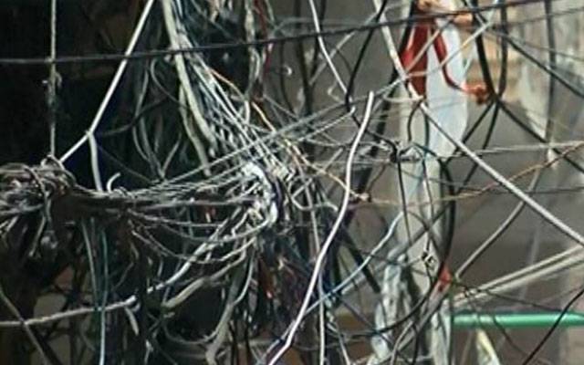 گلبرگ 3 اکرم پارک کی گلیوں میں  بجلی کی تاروں کا بے ہنگم جال، شہریوں کو مشکلات کا سامنا