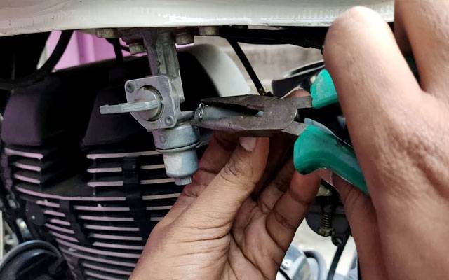 پٹرول مہنگا ہوتے ہی چوری شروع، لاہور میں موٹرسائیکل سے پٹرول چوری