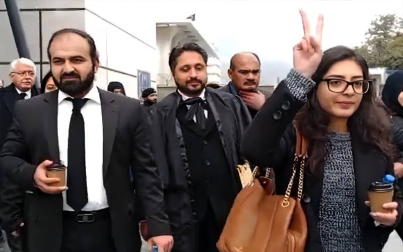 سپریم کورٹ: ایمان مزاری اور ہادی چٹھہ کی سزائیں معطل، ضمانت پر رہائی کا حکم