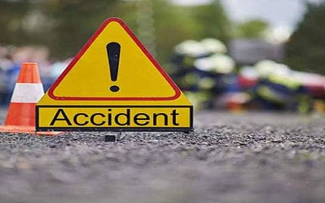 دو مزدا ٹرک آپس میں ٹکرا گئے، ایک شخص جاں بحق