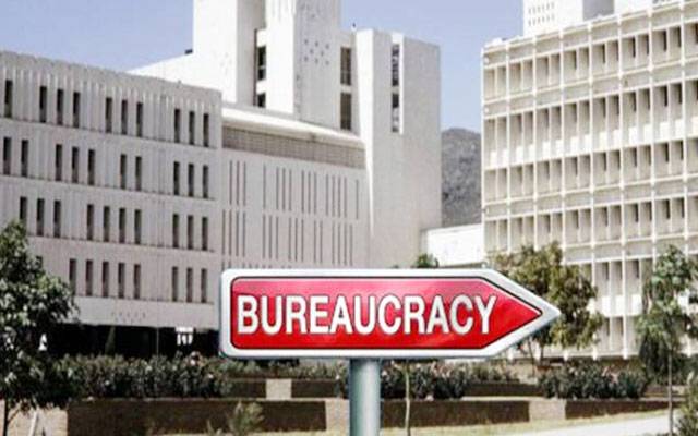 وفاقی حکومت کے بیوروکریسی میں بڑے پیمانے پر تقرر و تبادلے، پولیس افسر معطل