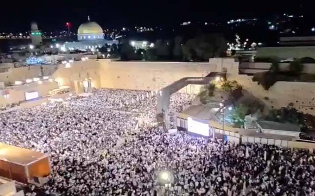 نیتن یاہو ، وزراء اور ہزاروں اسرائیلیوں کیساتھ مسجد اقصیٰ کے احاطے میں داخل