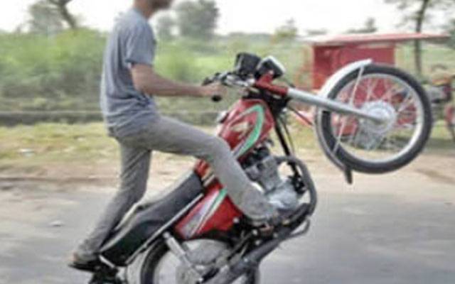ٹریفک پولیس کی رات گئے  بڑی  کارروائی، 9 ون ویلرز گرفتار