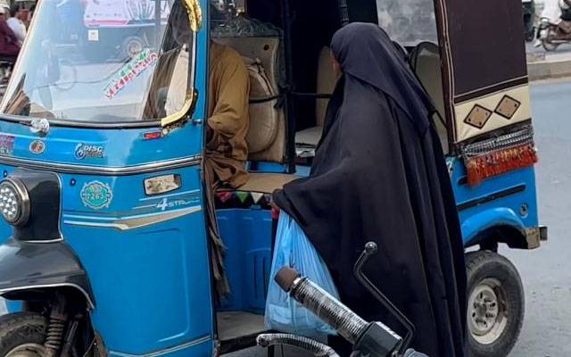 رکشے میں مسافروں سے وارداتیں کرنی والی خاتون ساتھی سمیت گرفتار