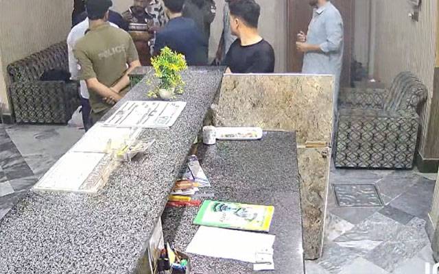 چھاپہ مار کارروائی کے دوران نوجوان پر تشدد،سی سی ٹی وی فوٹیج منظرعام پر