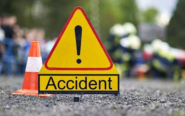 لبرٹی گول چکر پر ریس لگاتی گاڑیوں کے باعث حادثہ، 6 افراد زخمی