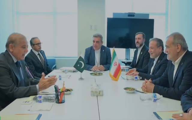 وزیر اعظم شہباز شریف سے ایرانی صدر کی ملاقات ؛ مسلسل سفارتی رابطوں کی ضرورت پر زور 