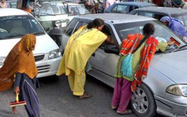 ڈیفنس:  خواجہ سراؤں نے مل کر کار سوار نوجوان کو تشدد کا نشانہ بنا ڈالا