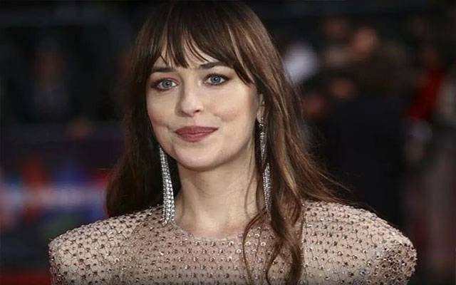 ہالی ووڈ اسٹار ڈکوٹا جانسن کے نئے لُک پر مختلف آرا سامنے آ گئیں