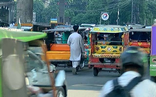علی ٹاؤن اسٹیشن کے پاس غیر قانونی پارکنگ ،سڑک پر چنگ رکشوں کا راج،ٹریفک جام 