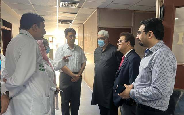 صوبائی وزیرصحت خواجہ سلمان رفیق نےاداکارعابدچارلی کی عیادت کی
