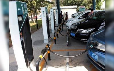 الیکٹرک گاڑیوں پر مزید ٹیکس، کیسے آگے بڑھے گا پاکستان؟