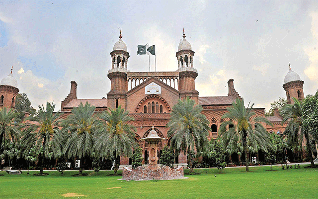 وکلاء کا عدالتی اہلکاروں پر تشدد کا معاملہ، ہائیکورٹ کے باہر احتجاج