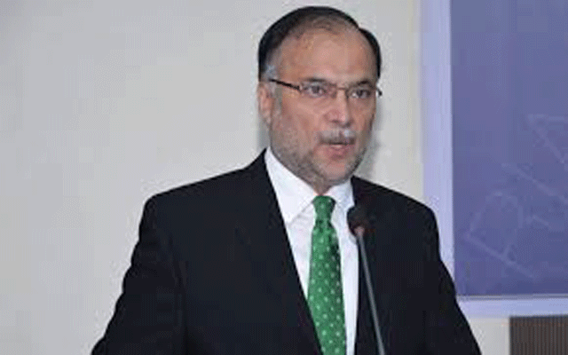 تحریک انصاف ایک ناتجربہ کار جماعت ہے: احسن اقبال