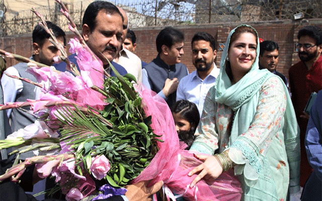 وزیراعلیٰ پنجاب کا ڈاکٹرز، پیرا میڈیکل سٹاف کو پھولوں کا تحفہ