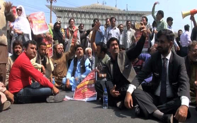 اساتذہ کی ڈیوٹیاں عمرہ کی ادائیگی کرنے والے گھروں کے باہر لگادی گئیں
