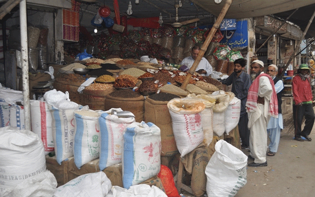  اکبری منڈی: گاہک، تاجران حفاظتی تدابیر نظر انداز کرنے لگے